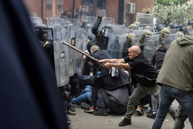 Кадры столкновений полиции с протестующими