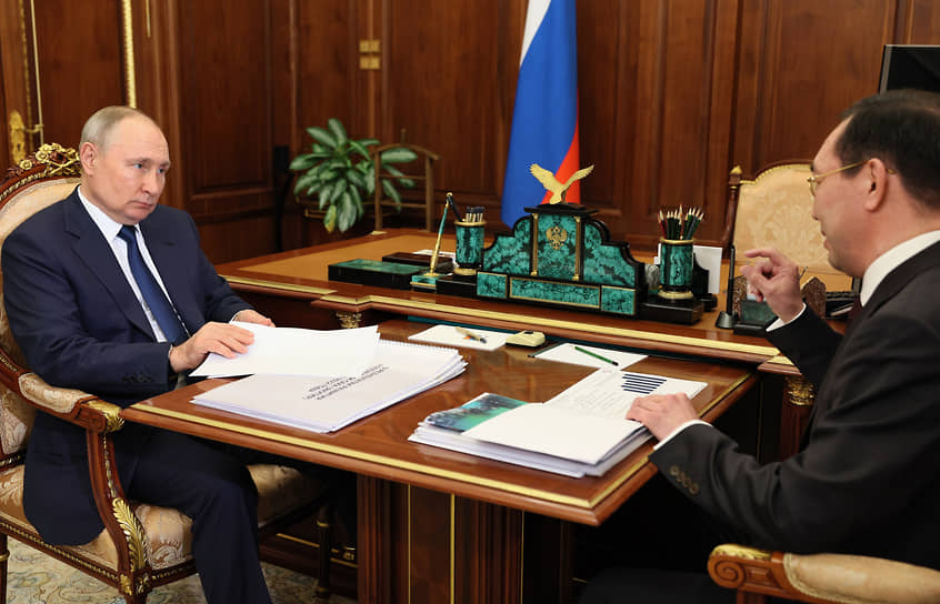 Президент России Владимир Путин  (слева) и глава Республики Саха (Якутия) Айсен Николаев