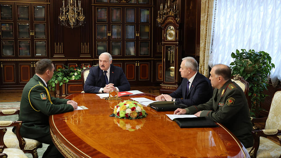  Александр Лукашенко с Константином Молостовым (слева)