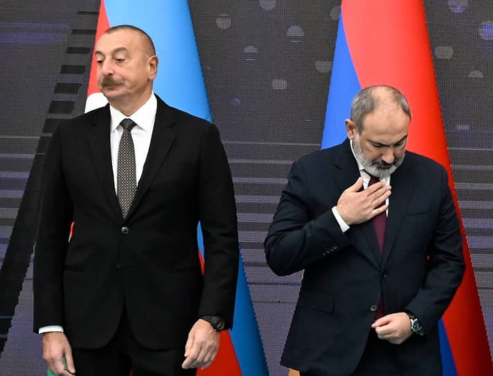 Ильхам Алиев (слева) и Никол Пашинян в октябре 2022 года