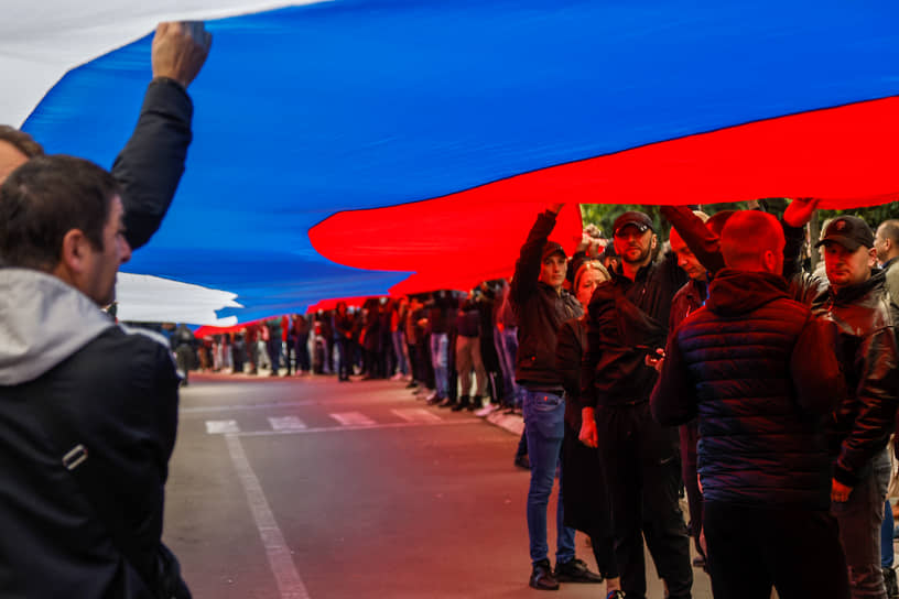 Собравшиеся граждане развернули сербский флаг длиной 250 м