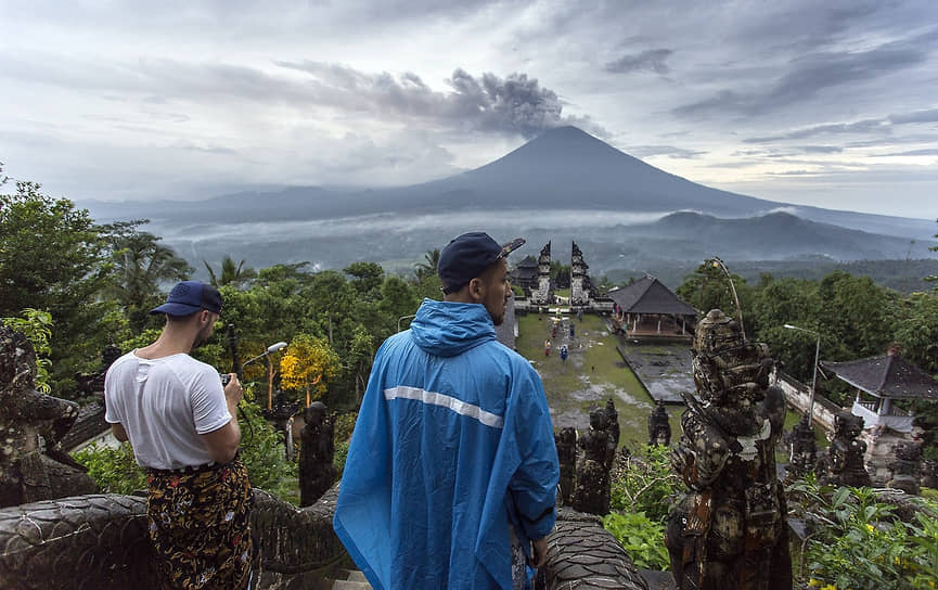 Туристы на фоне вулкана Агунг на Бали