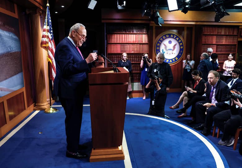 Лидер большинства Сената США Чак Шумер во время пресс-конференции после принятия законопроекта о повышении повышения потолка госдолга