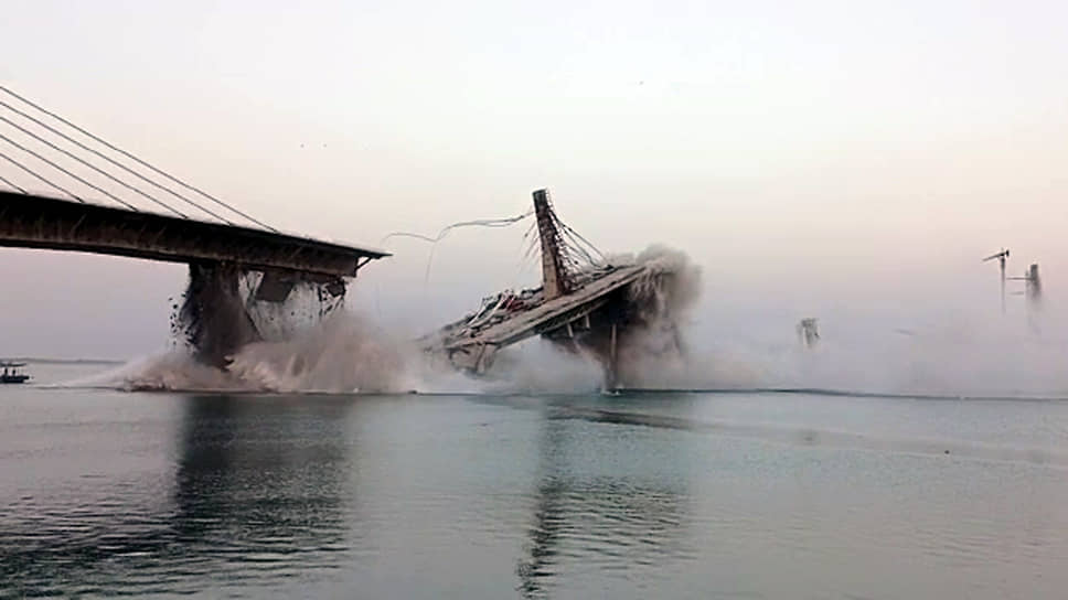 В индийском штате Бихар 4 июня упал в воду мост через реку Ганг