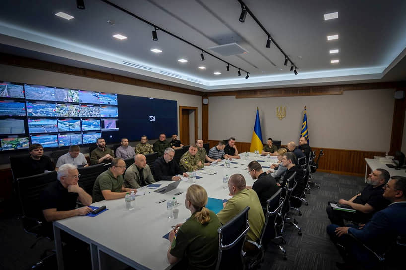 Владимир Зеленский (в центре стола) во время срочного заседания СНБО
