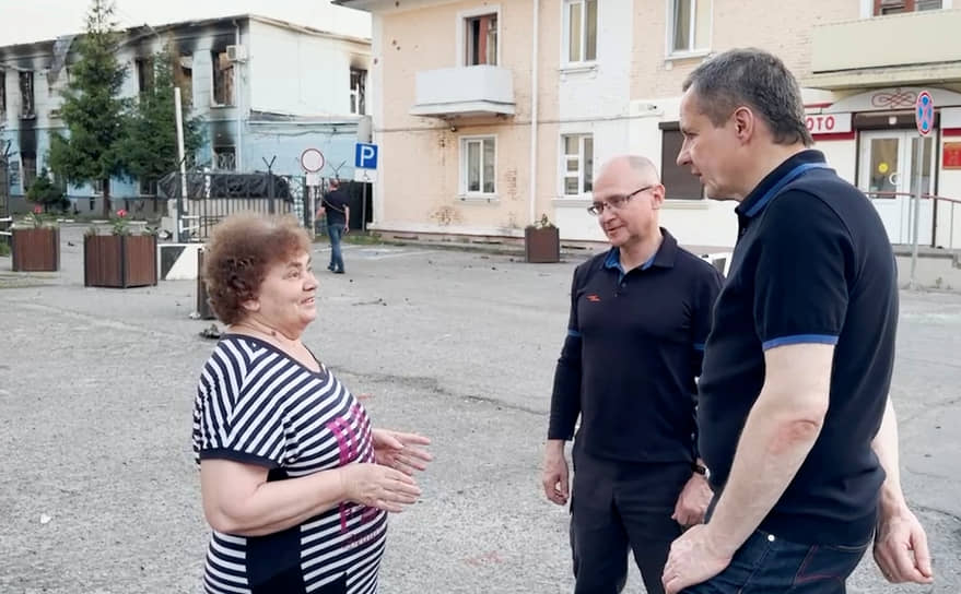 Сергей Кириенко (слева) и Вячеслав Гладков общаются с жительницей области