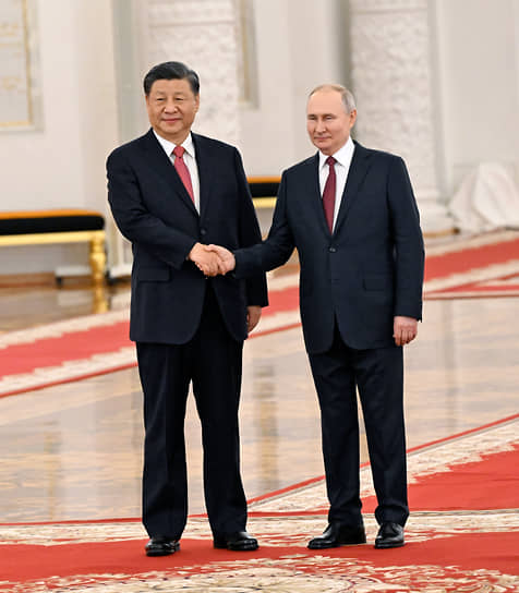 Си Цзиньпин (слева) и Владимир Путин на встрече в Кремле в марте