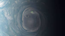 Зонд «Юнона» впервые сфотографировал молнию на Юпитере