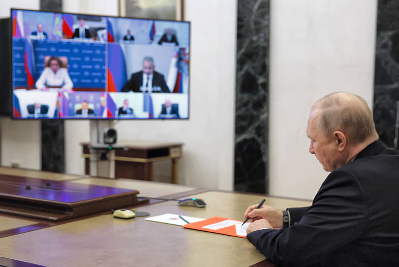 Владимир Путин во время совещания 