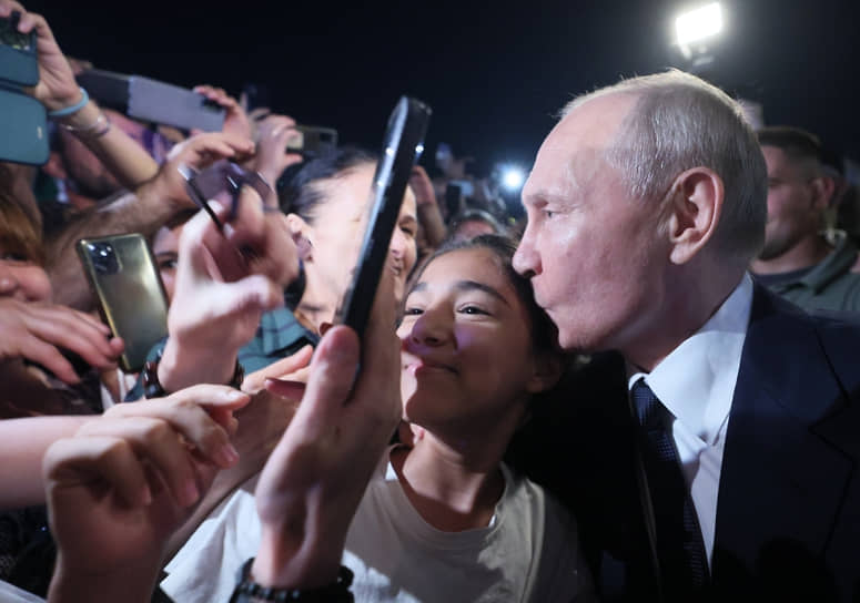 Президент РФ Владимир Путин общается с жителями Дербента в ходе рабочей поездки в Дагестан
