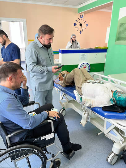 В больницу к Елене Милашиной и Александру Немову (в инвалидной коляске) приехал уполномоченный по правам человека Чеченской Республики Мансур Солтаев (в центре)