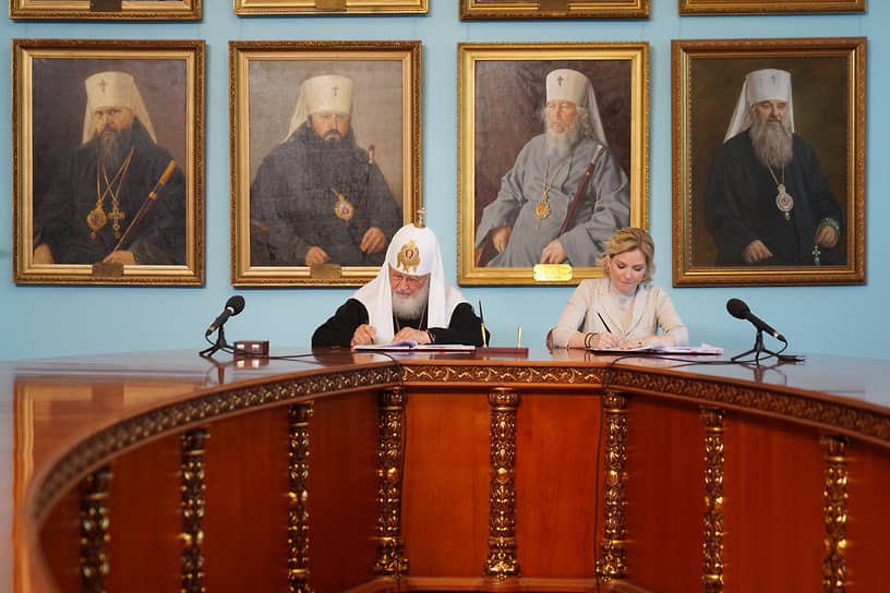 Патриарх Кирилл и министр культуры Ольга Любимова во время подписания договора о передаче иконы
