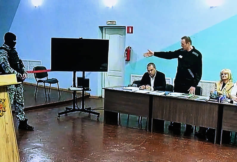 Слева направо: адвокат Вадим Кобзев, оппозиционер Алексей Навальный и адвокат Ольга Михайлова во время заседания суда в июне 2023 года