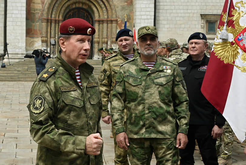  Виктор Золотов (слева) перед обращением президента к росгвардейцам после мятежа 
