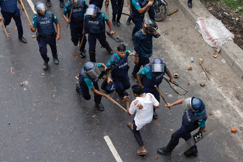 Полиция разгоняет протесты в Дакке