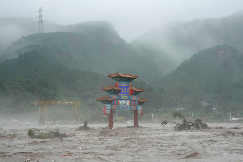Последствия затопления на окраине Пекина