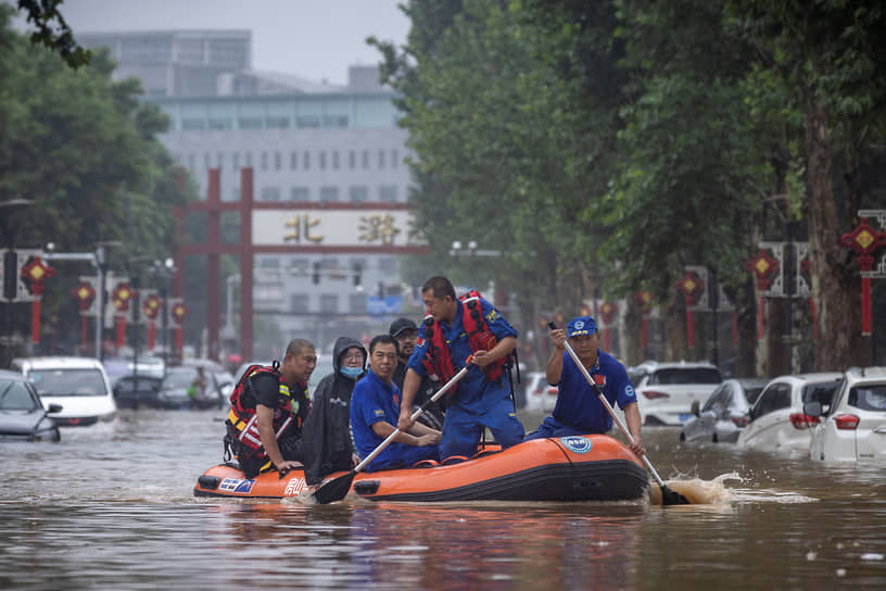 Затопленная в результате дождей улица в Китае