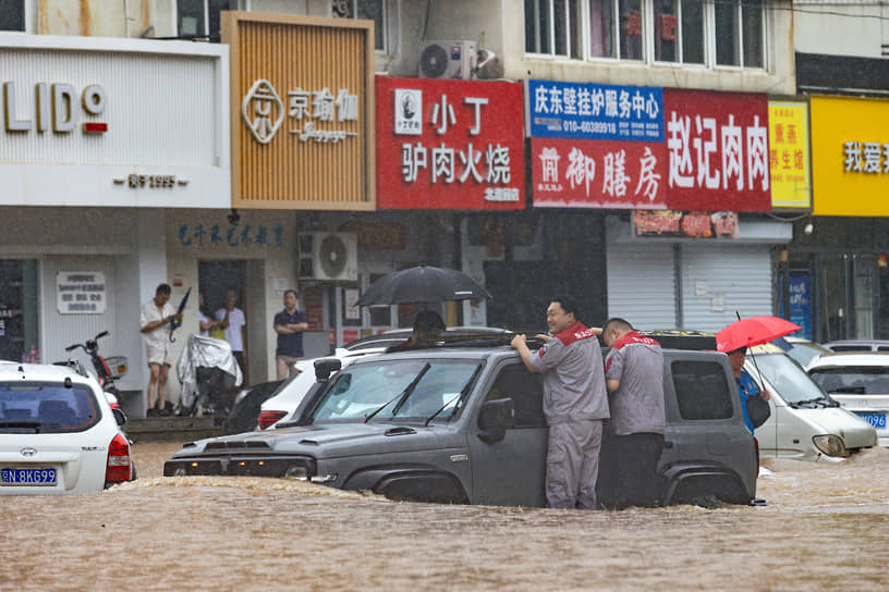 Затопленная в результате дождей улица в Китае