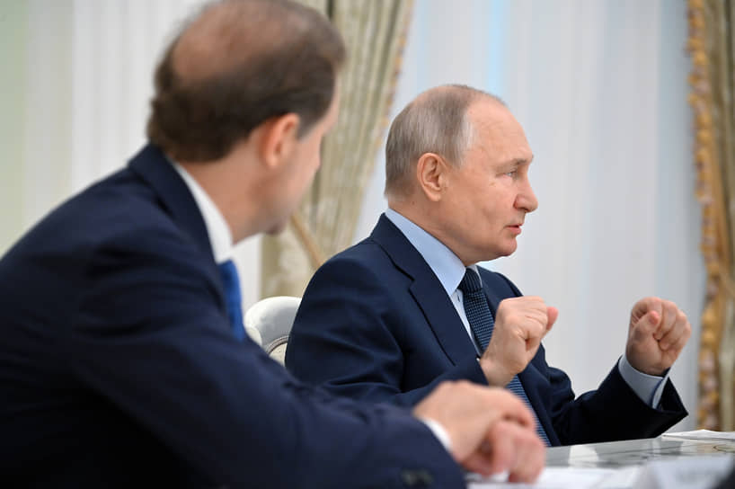 Владимир Путин во время совещания