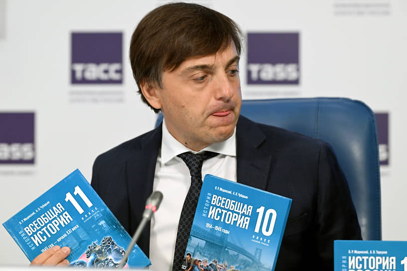 Сергей Кравцов во время пресс-конференции