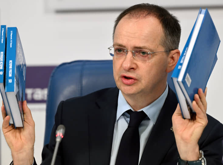 Владимир Мединский показывает новые учебники во время пресс-конференции