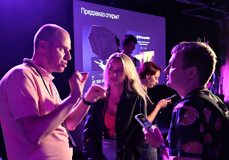 Телевизоры оснащены четырьмя микрофонами с возможностью физического отключения, индикатором статуса голосового ассистента и экраном по технологии VA