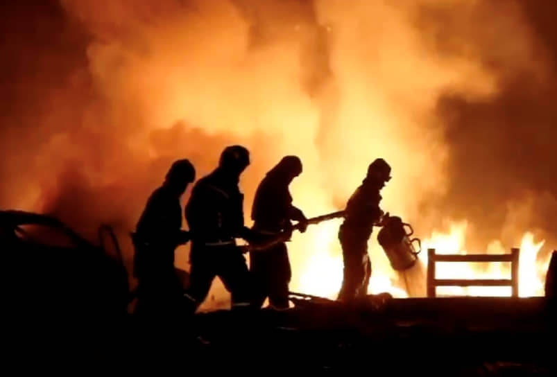 Пожарные тушат пожар на АЗС в Махачкале
