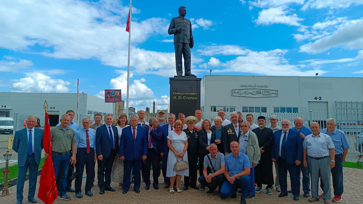 На заводе «Микрон» в Великих Луках установили памятник Сталину – Коммерсантъ