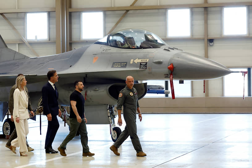 Владимир Зелеский (второй справа) и Марк Рютте (третий справа) осматривают F-16