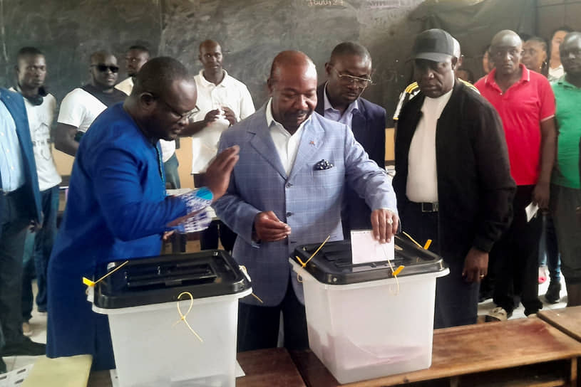 Президент Габона Али бен Бонго Ондимба голосует на избирательном участке во время президентских выборов в Либревиле, 26 августа