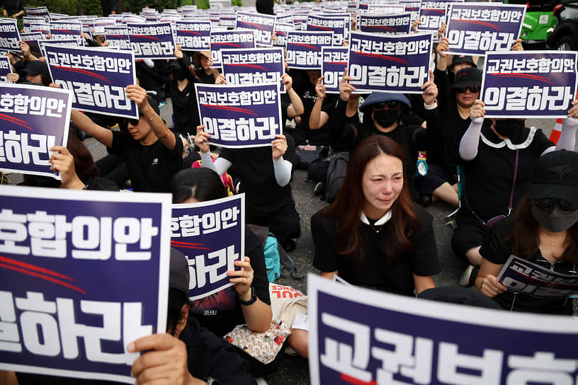 Южнокорейские учителя вышли на митинги после нескольких самоубийств коллег