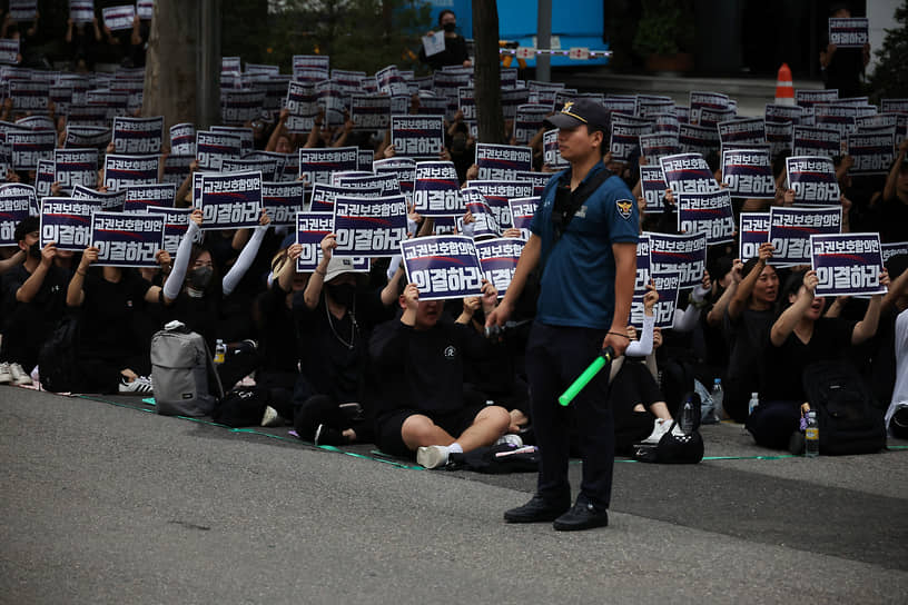 Южнокорейские учителя вышли на митинги после нескольких самоубийств коллег