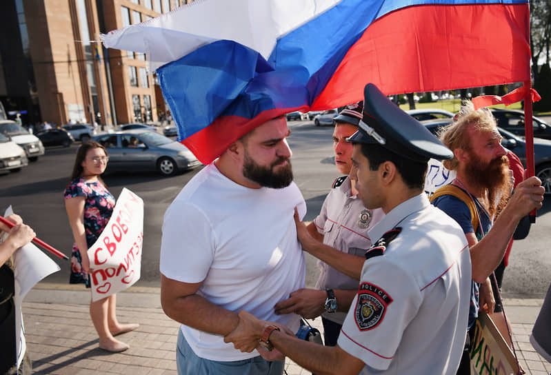 Задержание Мики Бадаляна на митинге в Ереване в июле 2022 года