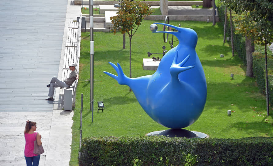 Синяя птица мечты колумбийского скульптора Фернандо Ботеро в парке скульптур около архитектурно-монументального комплекса &quot;Каскад&quot; в Ереване 