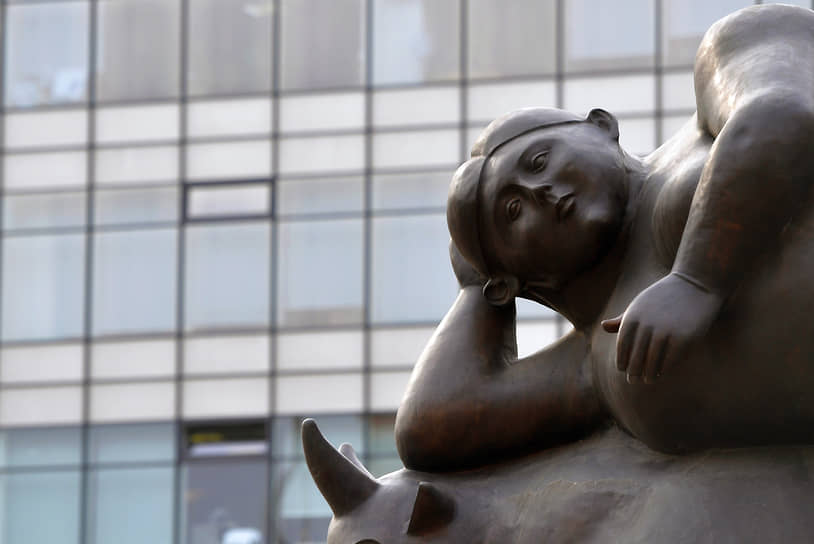 Копия скульптуры Фернандо Ботеро &quot;Женщина, лежащая на спине быка&quot; в Москве, 2020 год