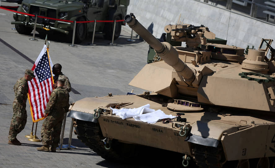Американские военнослужащие на фоне танка Abrams