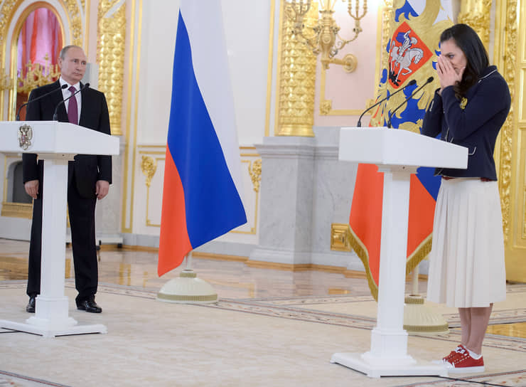 Владимир Путин и Елена Исинбаева на встрече президента с Олимпийской сборной России в июле 2016 года