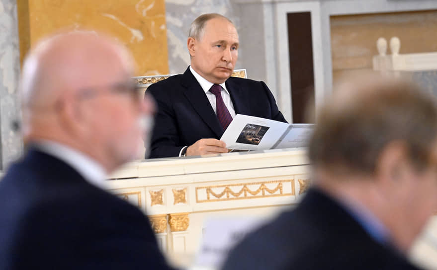 Владимир Путин во время заседания попечительского совета Мариинского театра в Санкт-Петербурге