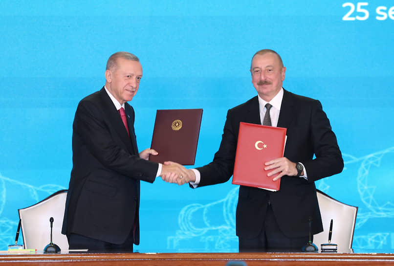 Реджеп Тайип Эрдоган (слева) и Ильхам Алиев