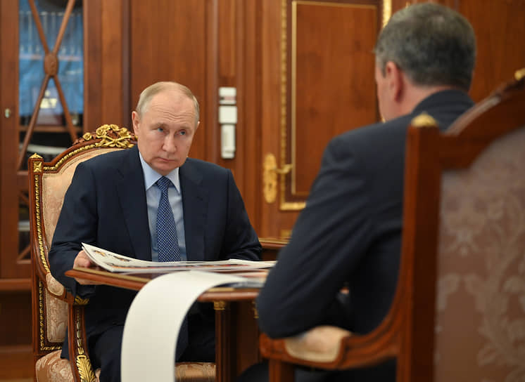 Президент РФ Владимир Путин во время встречи с Алексеем Комиссаровым