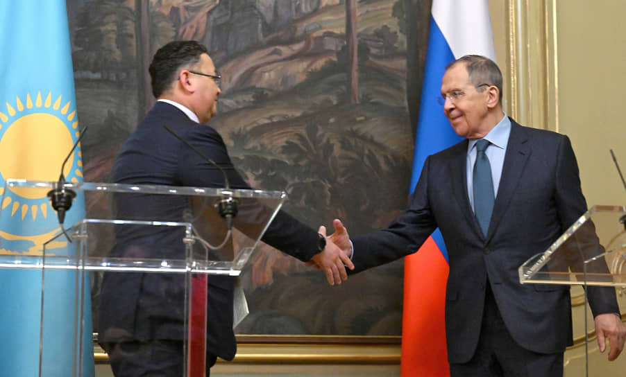 Министр иностранных дел Казахстана Мурат Нуртлеу (слева) и глава МИД РФ Сергей Лавров после переговоров в апреле 2023 года