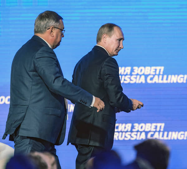 Андрей Костин (слева) и Владимир Путин в 2016 году