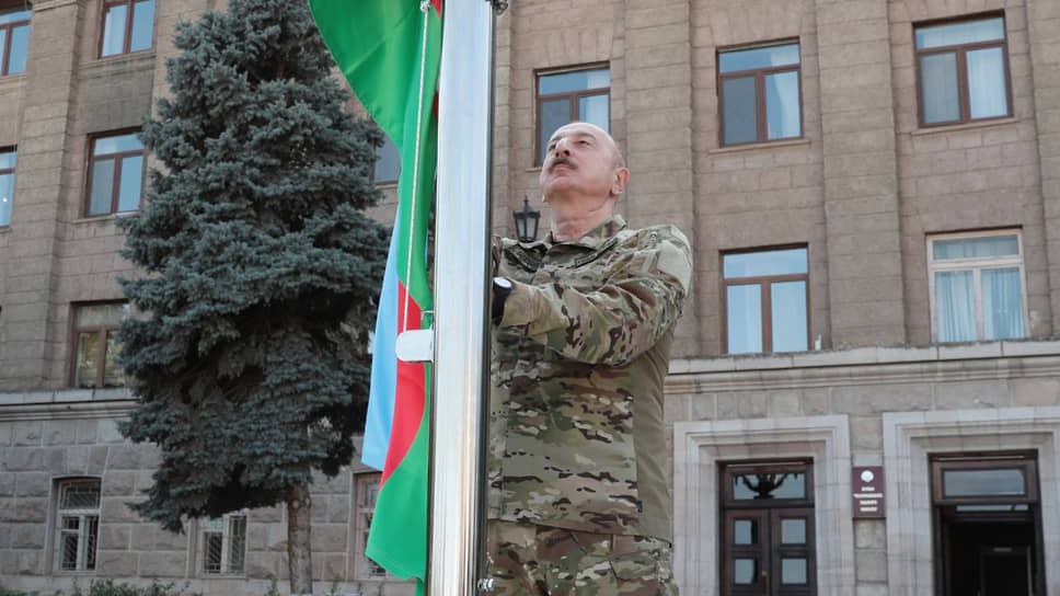 Ильхам Алиев поднял Государственный флаг Азербайджанской Республики в городе Ханкенди (Степанакерт)