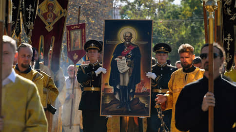 В Севастополе прошел крестный ход с иконой, уцелевшей после удара по штабу флота