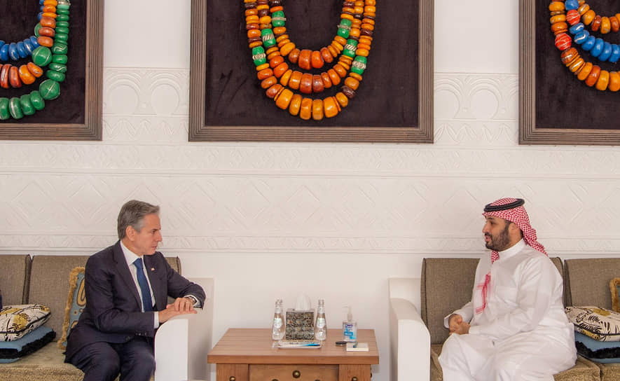 Госсекретарь США Энтони Блинкен (слева) и наследный принц Саудовской Аравии Мухаммед бен Сальман