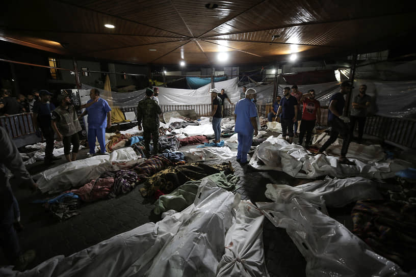 Тела погибших от авиаудара во дворе больницы Аль-Шифа