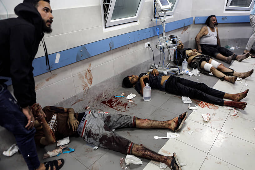 Раненые на полу в больнице Аль-Шифа