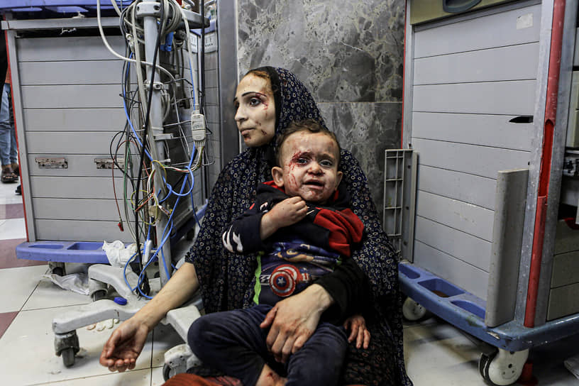 Женщина с ребенком в больнице Аль-Шифа