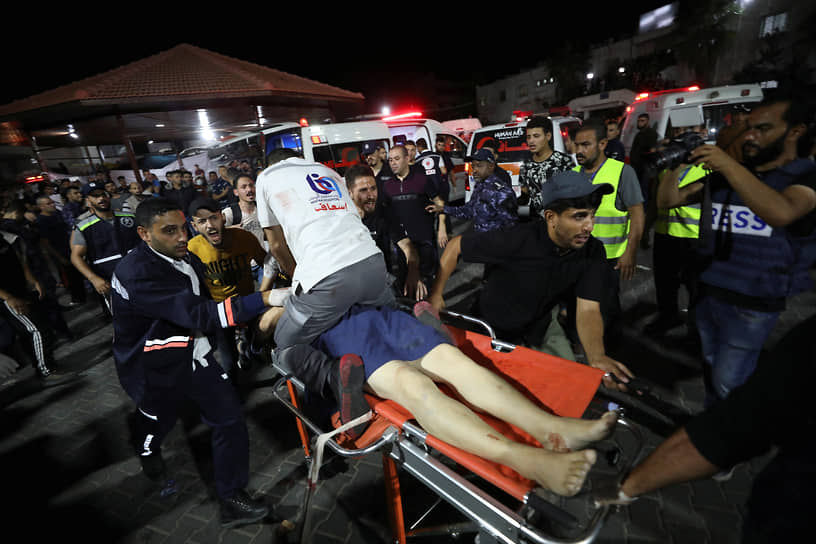 Спасатели оказывают помощь раненому 