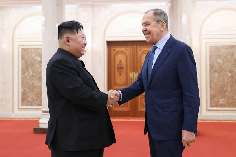 Председатель КНДР Ким Чен Ын (слева) и глава МИД РФ Сергей Лаврова